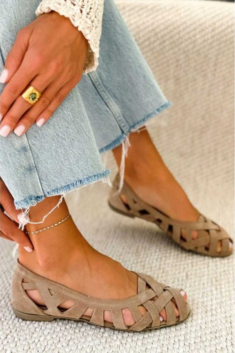 Sandales tressées Caterina Danoir Paris pour l'été, modèle Viva, en violet, avec semelle en cuir et design élégant.