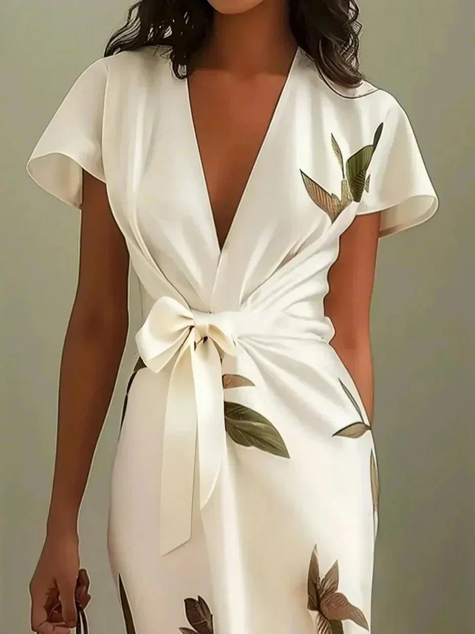 Robe portefeuille élégante Harper™ de Danoir Paris en tissu blanc, vue de face avec détails de la coupe et du col.