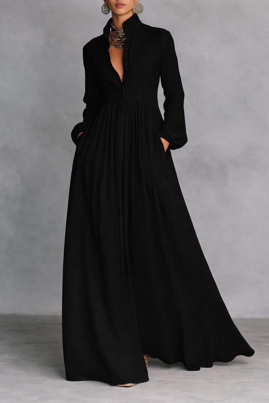 Robe maxi fluide blanche Danoir Paris Serena avec boutons devant, longue et élégante, portée décontractée et sophistiquée.