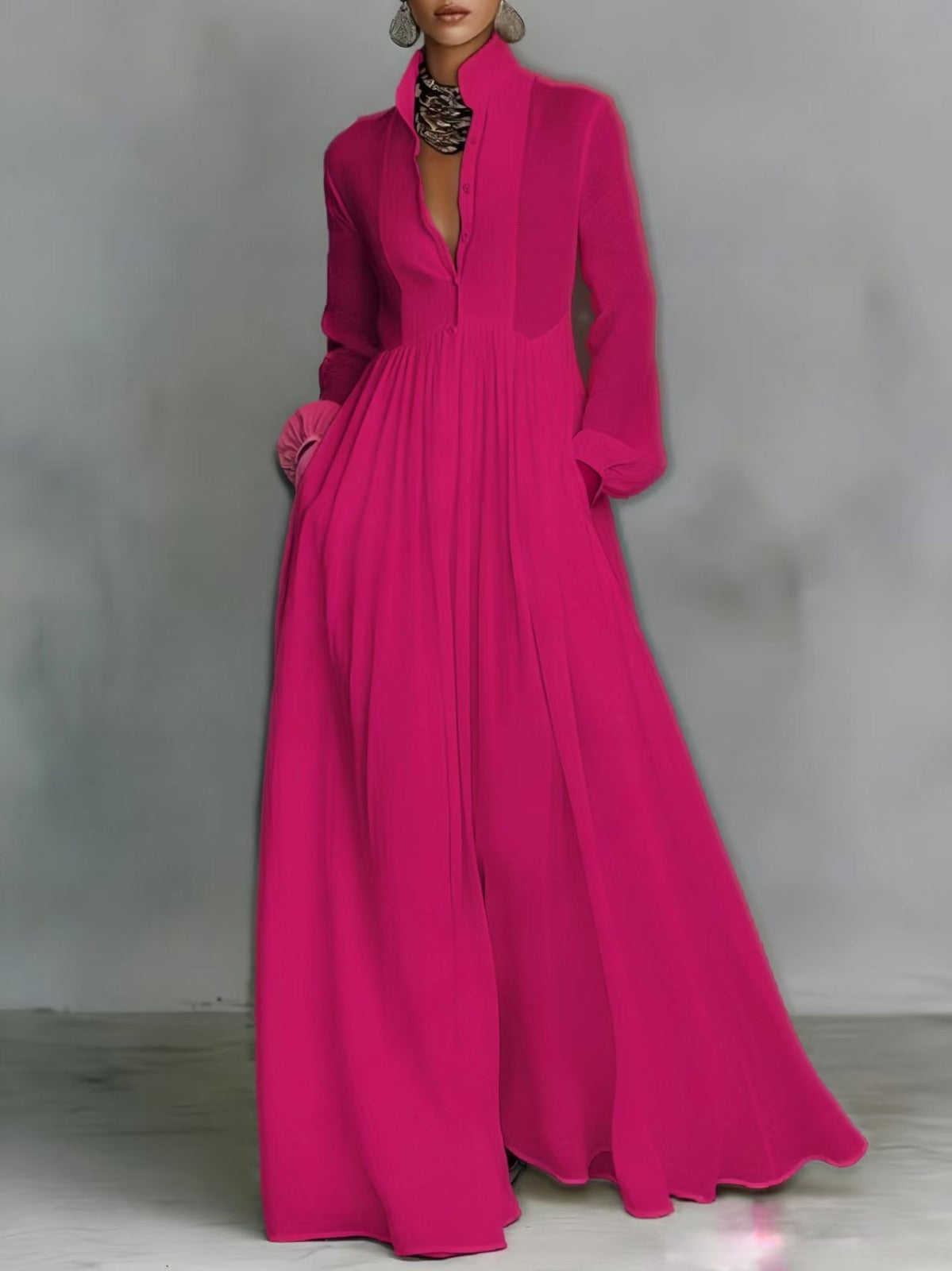 Robes longues blanches Danoir Paris Serena avec boutons, tissu fluide et style élégant, portée en pleine longueur.