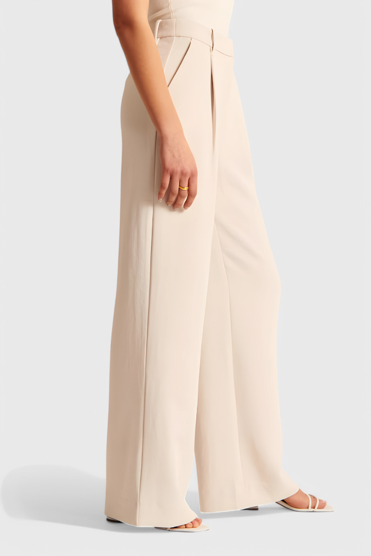 Pantalon large marine Danoir Paris en tissu fluide, coupe ample, porté avec ceinture, vue de face.