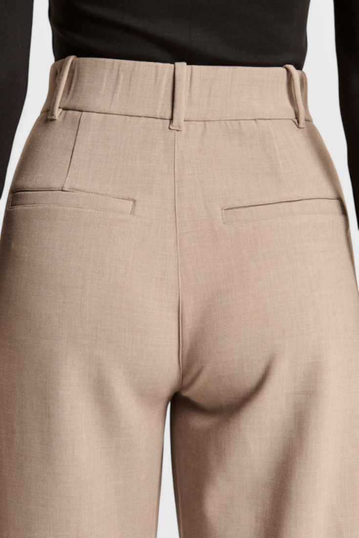 Pantalon large marine Danoir Paris, coupe fluide, en tissu noir, vue de face sur fond blanc.