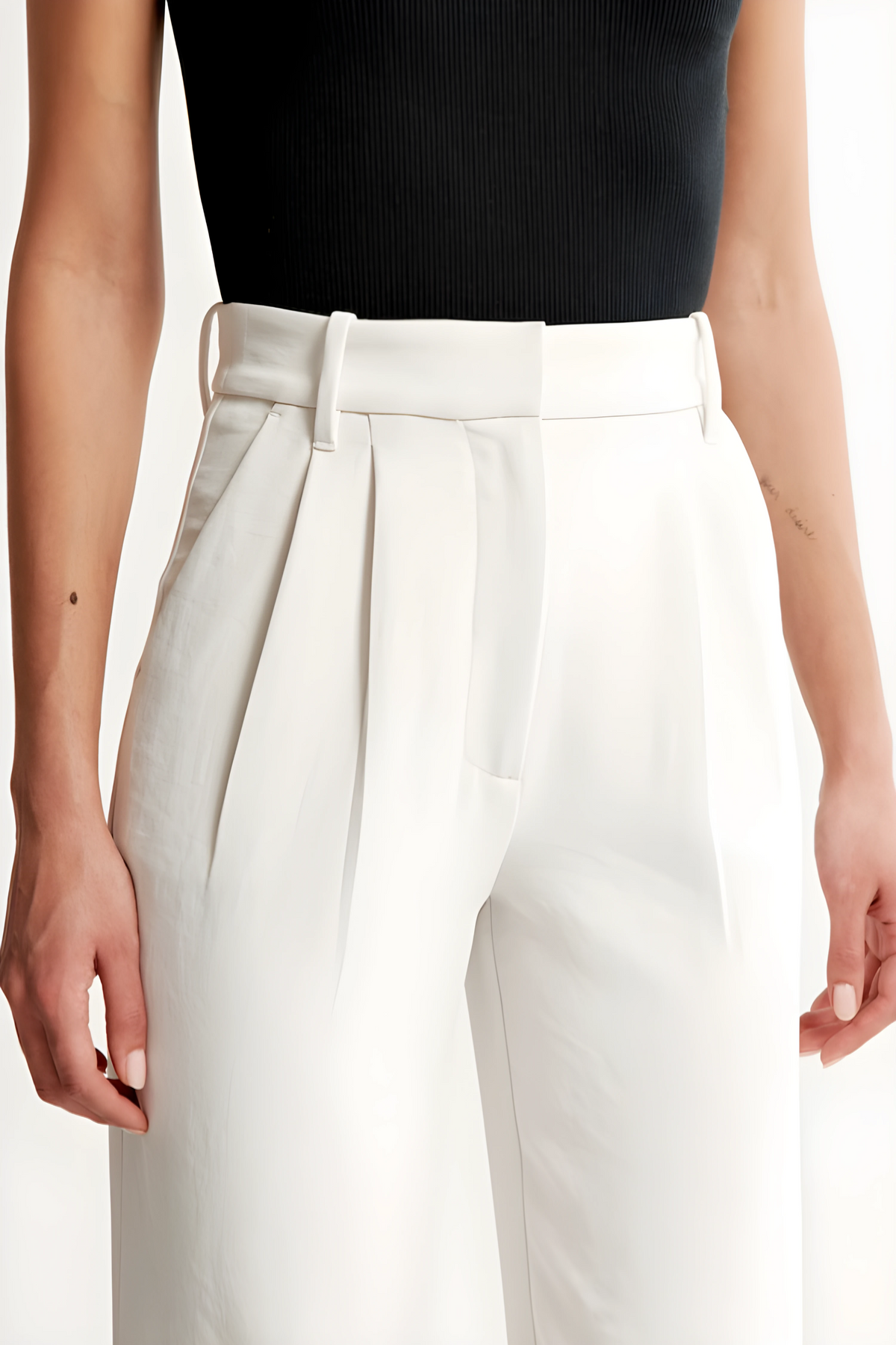 Pantalon large marine Danoir Paris en tissu léger, coupe ample, porté avec un haut blanc, vue frontale.
