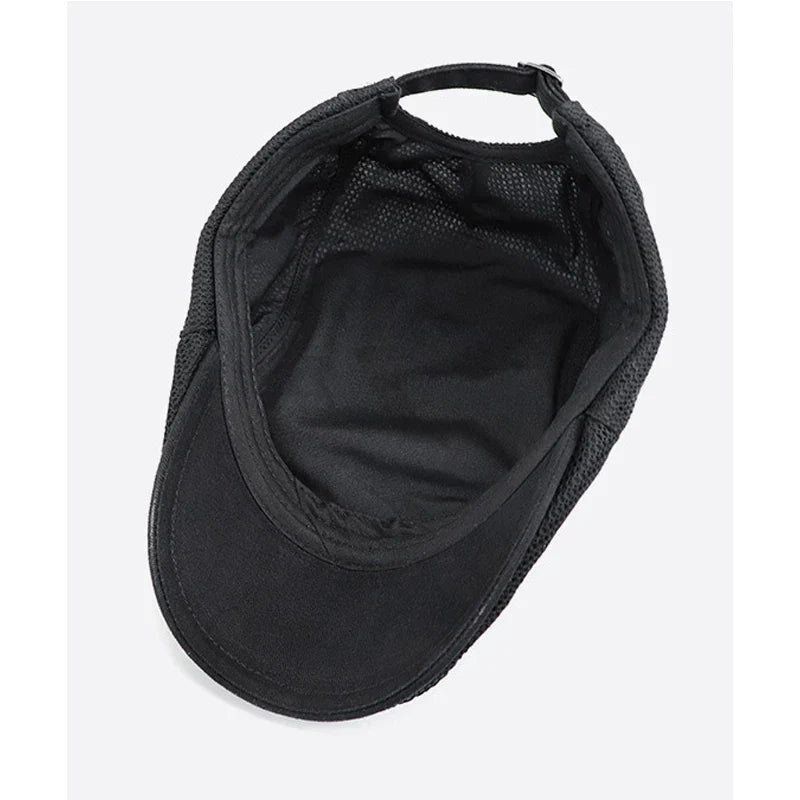 Homme portant le pet d'été respirant Bloom™ de Danoir Paris, tissu léger blanc, style élégant et confortable.