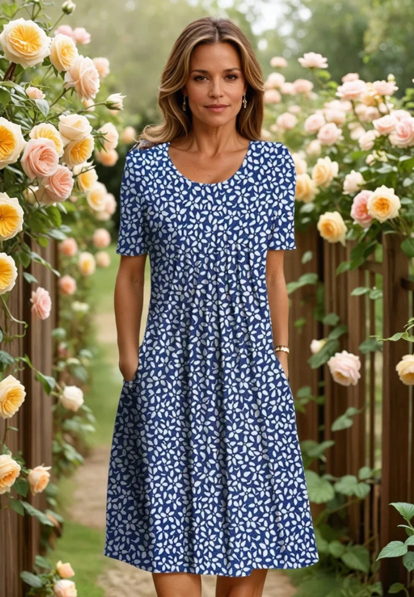 Robe midi élégante pour femme Danoir Paris, tissu aérien blanc à fleurs multicolores, style léger et sophistiqué.
