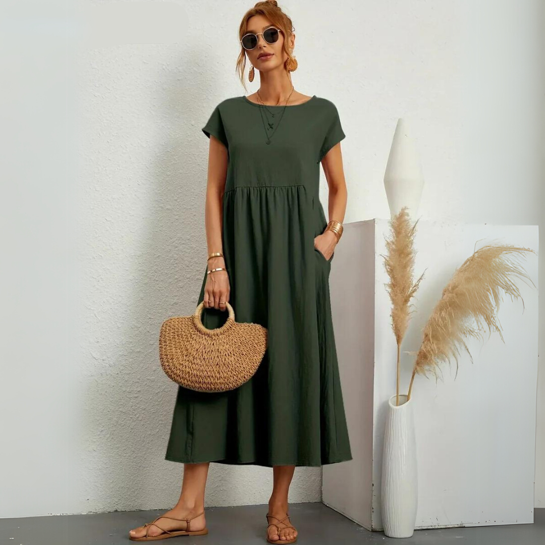 Robe midi décontractée en coton blanche pour femme, modèle Isla de Danoir Paris, portée avec manches courtes et coupe fluide.