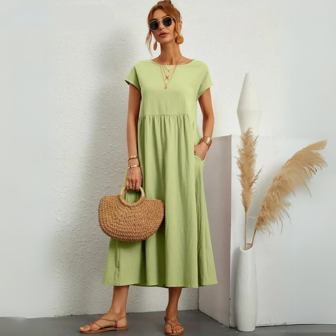 Robe midi décontractée en coton blanche pour femme de la marque Danoir Paris, portée avec des détails simples et confortables.