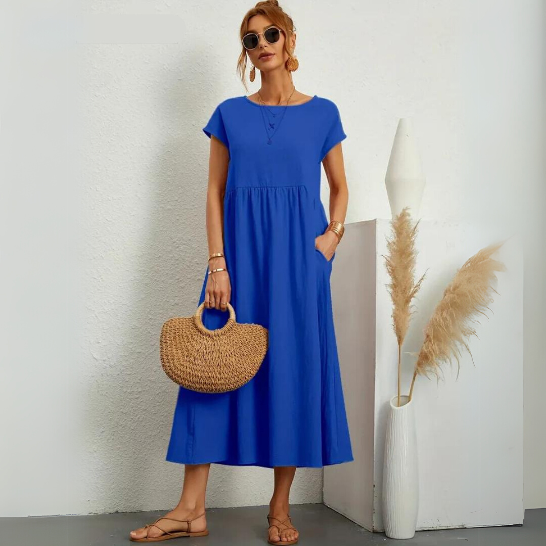 Robe midi décontractée pour femmes Danoir Paris en coton blanc, style élégant et confortable, portée avec accessoires.