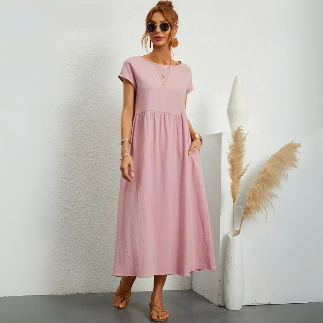 Robe midi décontractée en coton blanche pour femmes, Danoir Paris, style confortable et élégant, portée avec manches courtes.