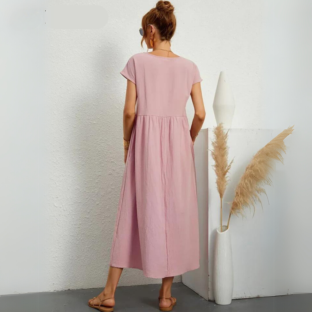 Robe midi décontractée en coton blanche Isla de Danoir Paris portée par une femme, style confortable et élégant.