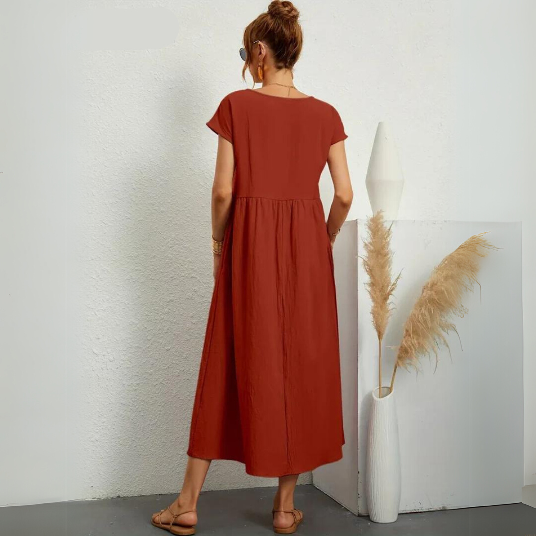 Robe midi décontractée en coton blanche pour femmes, marque Danoir Paris, avec un style simple et confortable.
