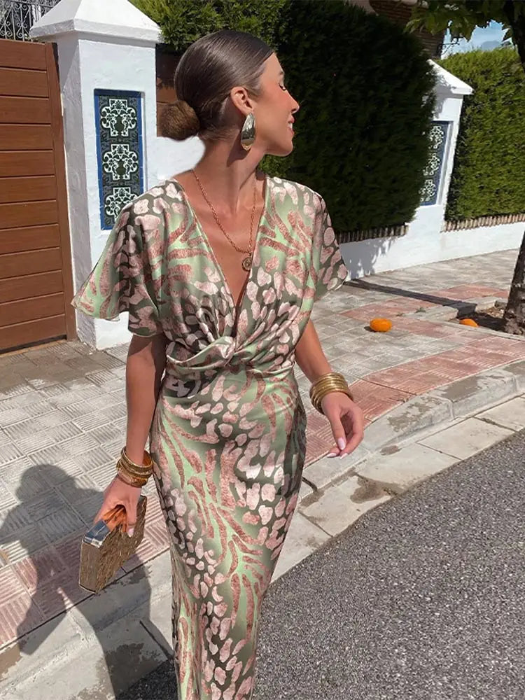 Robe midi pour femmes Emmeline™ Danoir Paris en cuivre, tissu fluide et élégante, portée sur un mannequin.