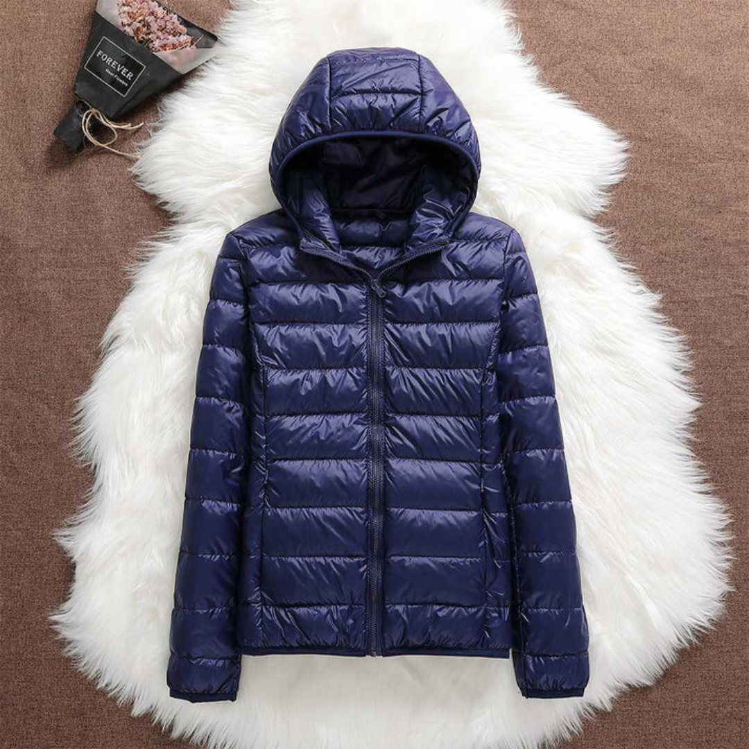 Doudoune verte menthe pour femmes Peka de Danoir Paris, veste chaude et légère avec capuche, vue de face.