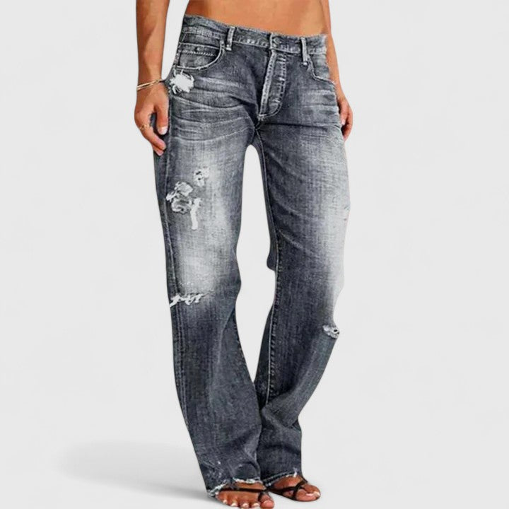 Pantalon femme Danoir Paris Lianette, jean élégant bleu, coupe ajustée, porté avec un haut blanc.