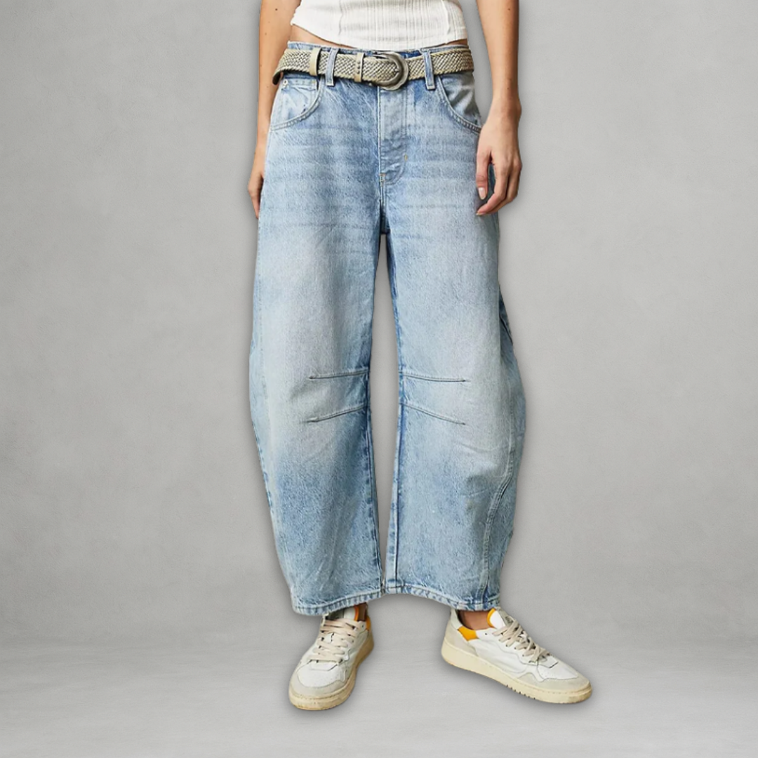 Pantalon femme beige Sabri Danoir Paris, jean baggy chic, coupe décontractée et tendance, porté sur un mannequin.