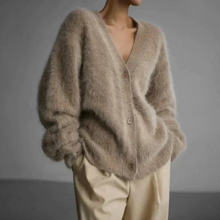 Cardigan pour femmes Danoir Paris Scottie beige à col en V, coupe décontractée et confortable, porté sur un fond neutre.