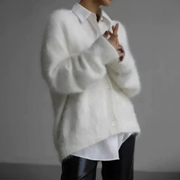 Cardigan beige pour femmes Scottie de Danoir Paris, V encolure, coupe décontractée, tissu doux et confortable.
