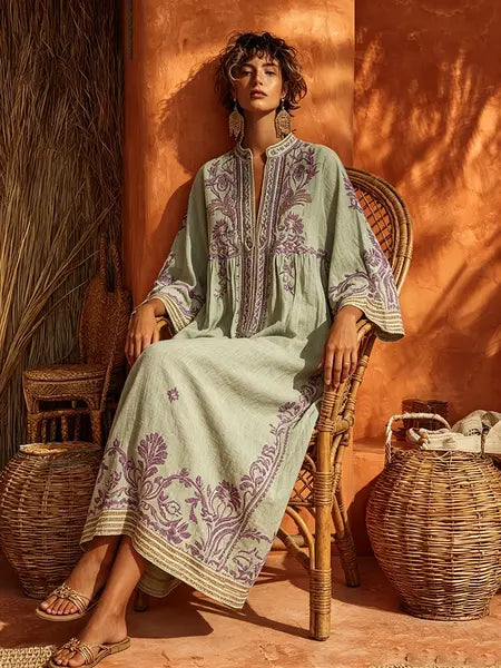Robe brodée souple pour femmes Danoir Paris en vert avec motifs jasmin, tissu léger et élégant.