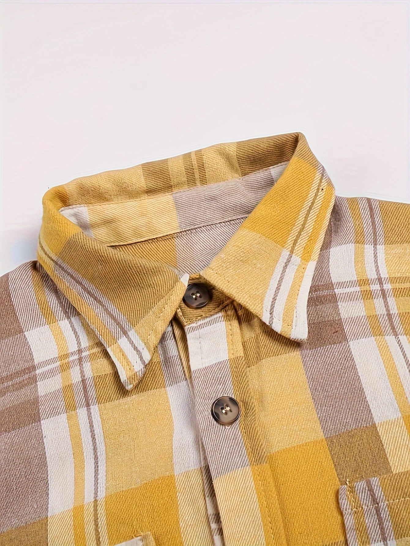 Chemise d'été pour femmes Danoir Paris Moreau Lyon, à manches longues, en tissu léger jaune, style élégant et confortable.