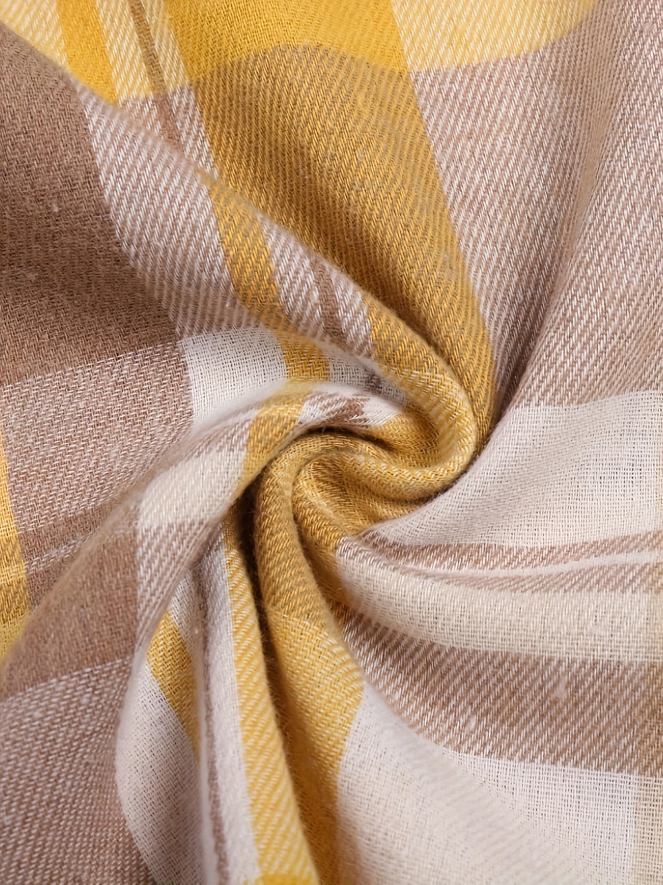 Chemise d'été jaune pour femmes Danoir Paris, manches longues, style élégant, tissu léger, vue avant du vêtement.