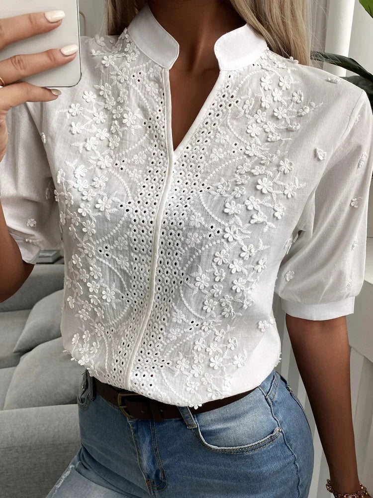 Haut décontracté brodé pour femme Laurine de Danoir Paris, chemise d'été élégante blanche avec détails brodés.
