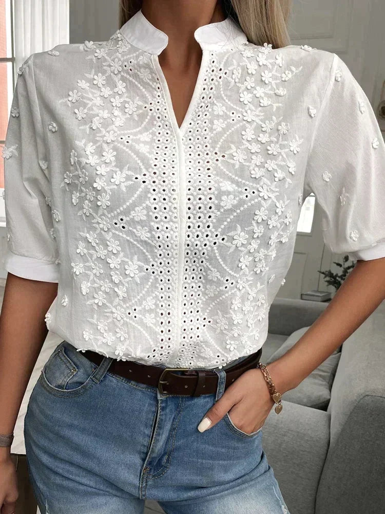 Haut décontracté brodé pour femmes de Danoir Paris, chemise d'été élégante blanche avec détails raffinés.