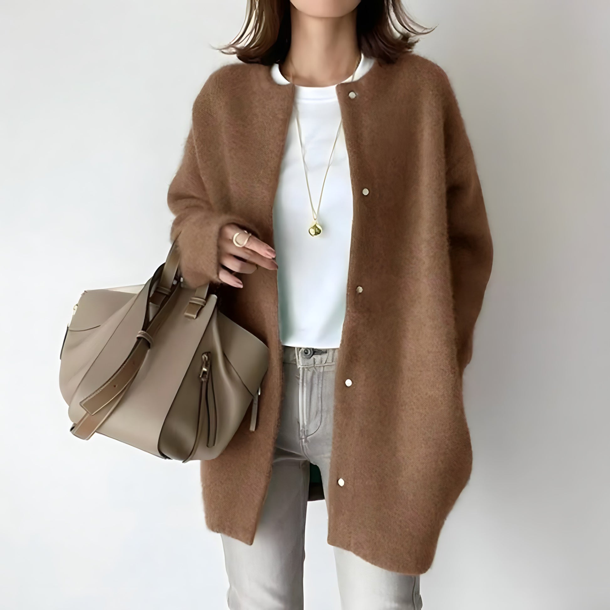 Cardigan élégant à boutons Whitney pour femmes, Danoir Paris, couleur marron, tissu doux et confortable.