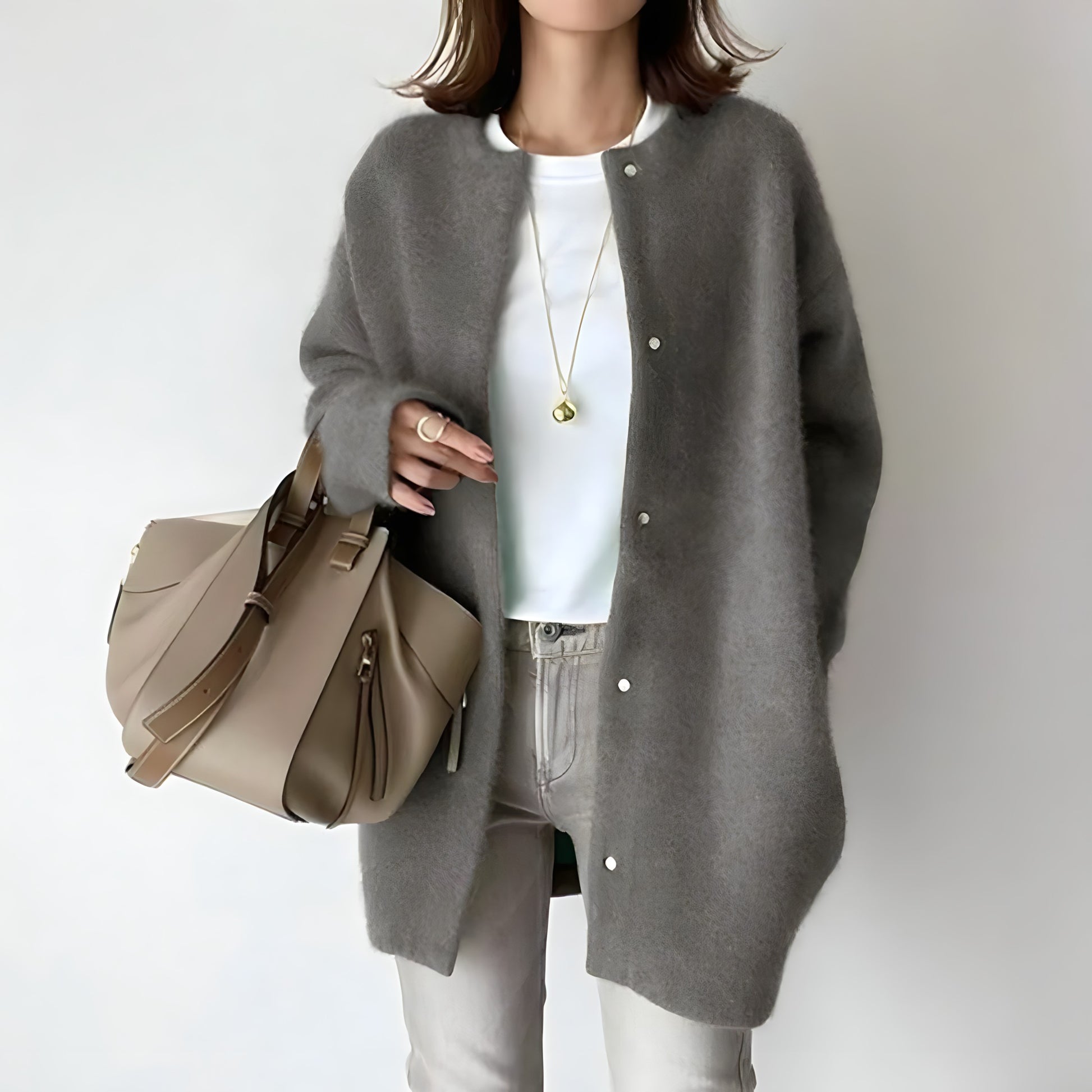Cardigan élégant Danoir Paris Whitney pour femmes, à boutons, en marron, porté avec manches longues et look sophistiqué.