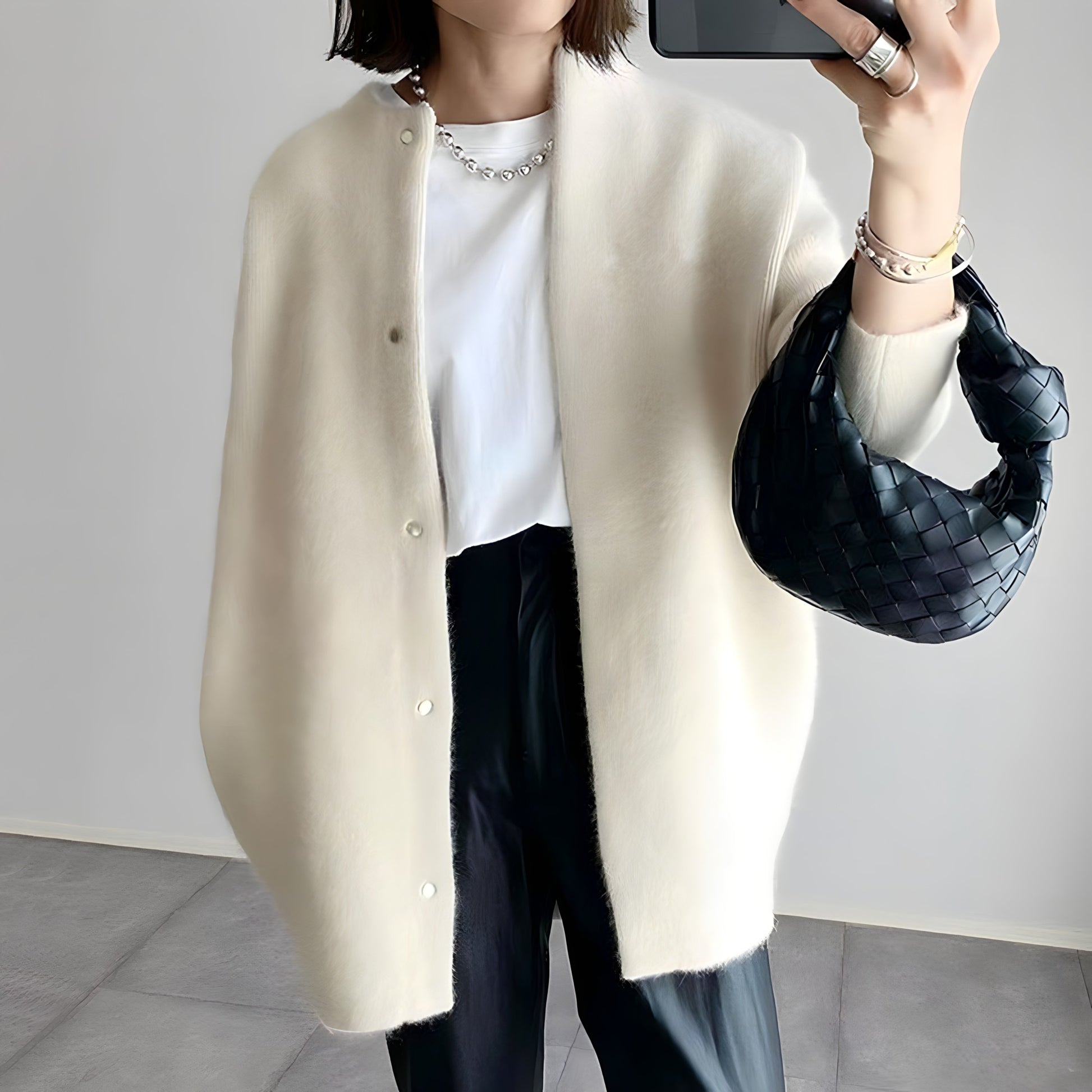 Pull femme Danoir Paris Whitney, cardigan élégant à boutons marron, coupe classique et tissu doux, porté sur un mannequin.