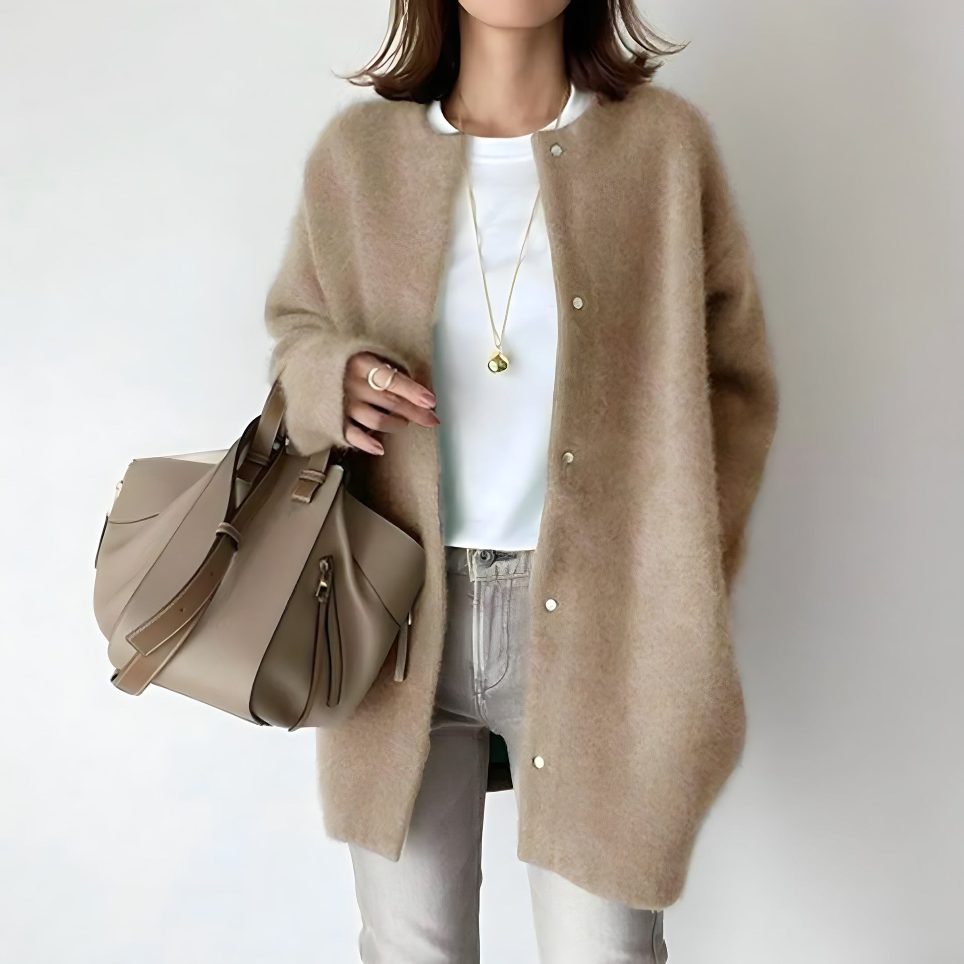 Cardigan élégant Danoir Paris Whitney pour femmes, marron, à boutons, pull en laine fine, porté à la maison ou en sortie.