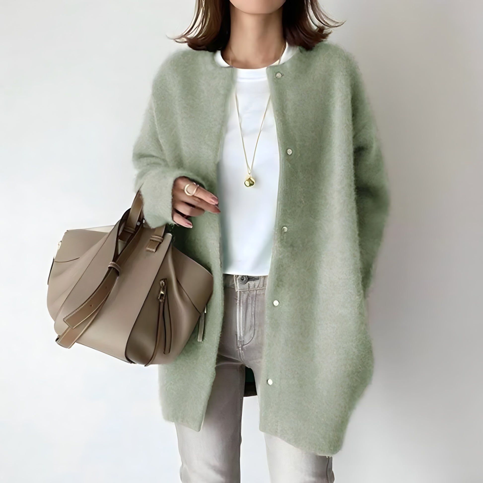 Cardigan pour femmes Danoir Paris Whitney en marron avec boutons, élégant et confortable, porté sur un mannequin.