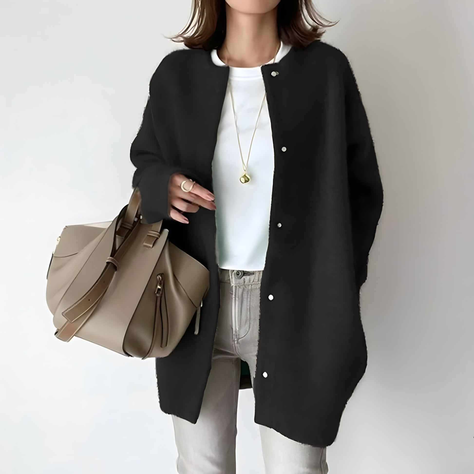 Cardigan élégant à boutons Whitney pour femmes, en marron, de la marque Danoir Paris, porté sur un mannequin.