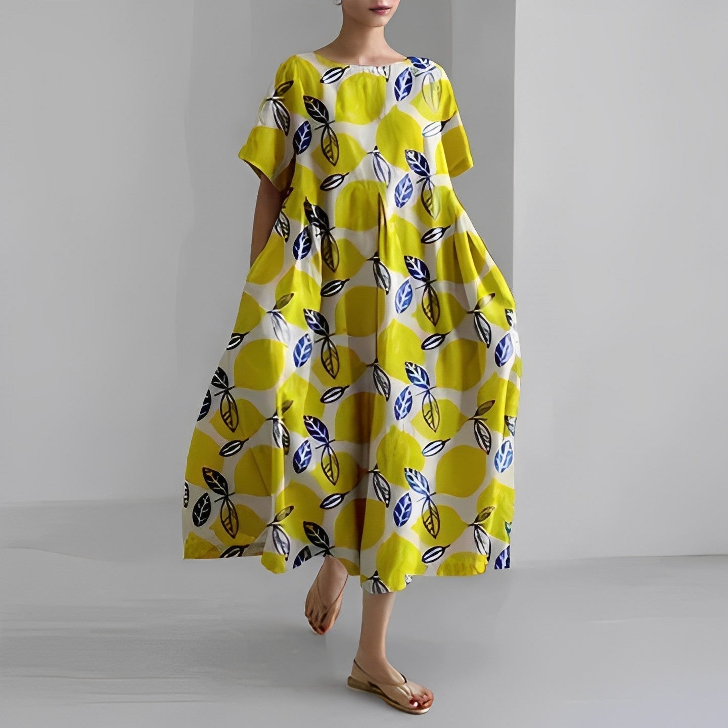 Robe bohème élégante Amelia de Danoir Paris avec détails délicats et tissu fluide, portée en style chic et décontracté.
