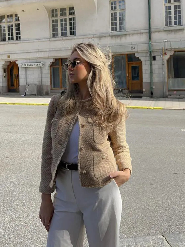 Veste chic beige Alice de Danoir Paris, coupe élégante, tissu doux, portée sur un fond neutre.