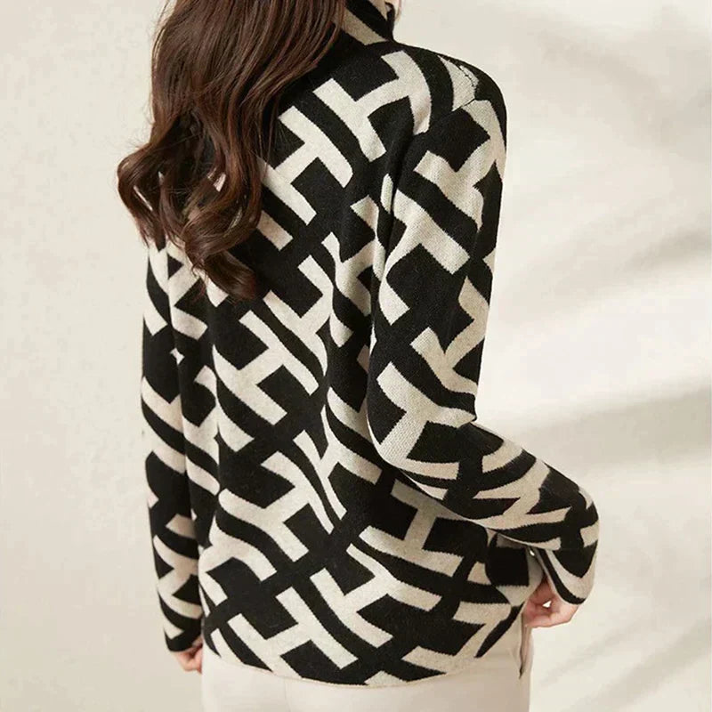 Pull doux et élégant Eloise de Danoir Paris, en tissu fluide, porté sur un mannequin.