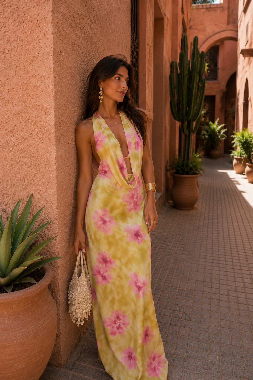 Robe hawaïenne Danoir Paris en tissu léger, motif floral coloré, courte, portée avec bretelles fines, pour un style estival.