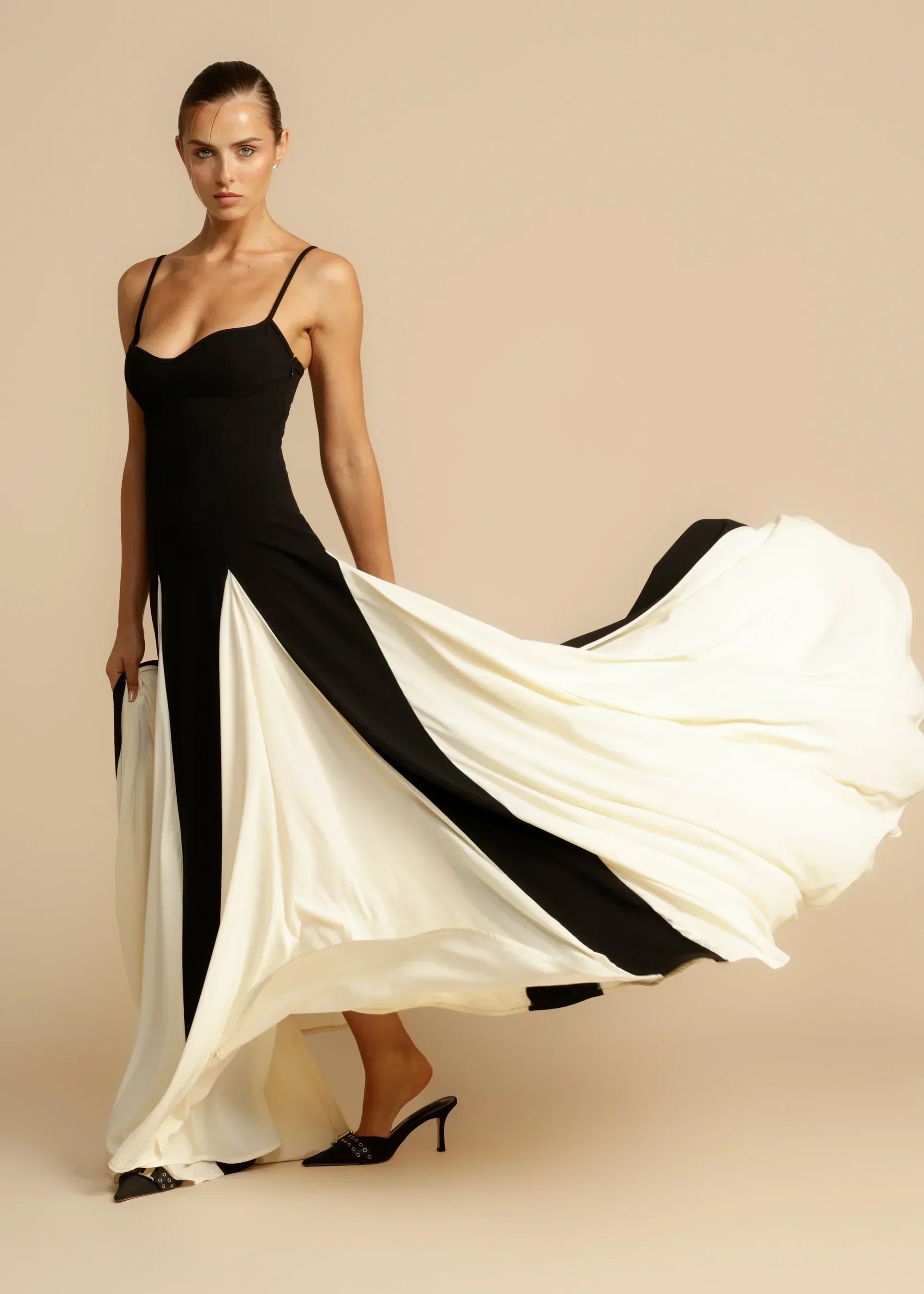 Robe longue élégante Sandra de Danoir Paris, tissu fluide et coupe sophistiquée, portée par un mannequin.