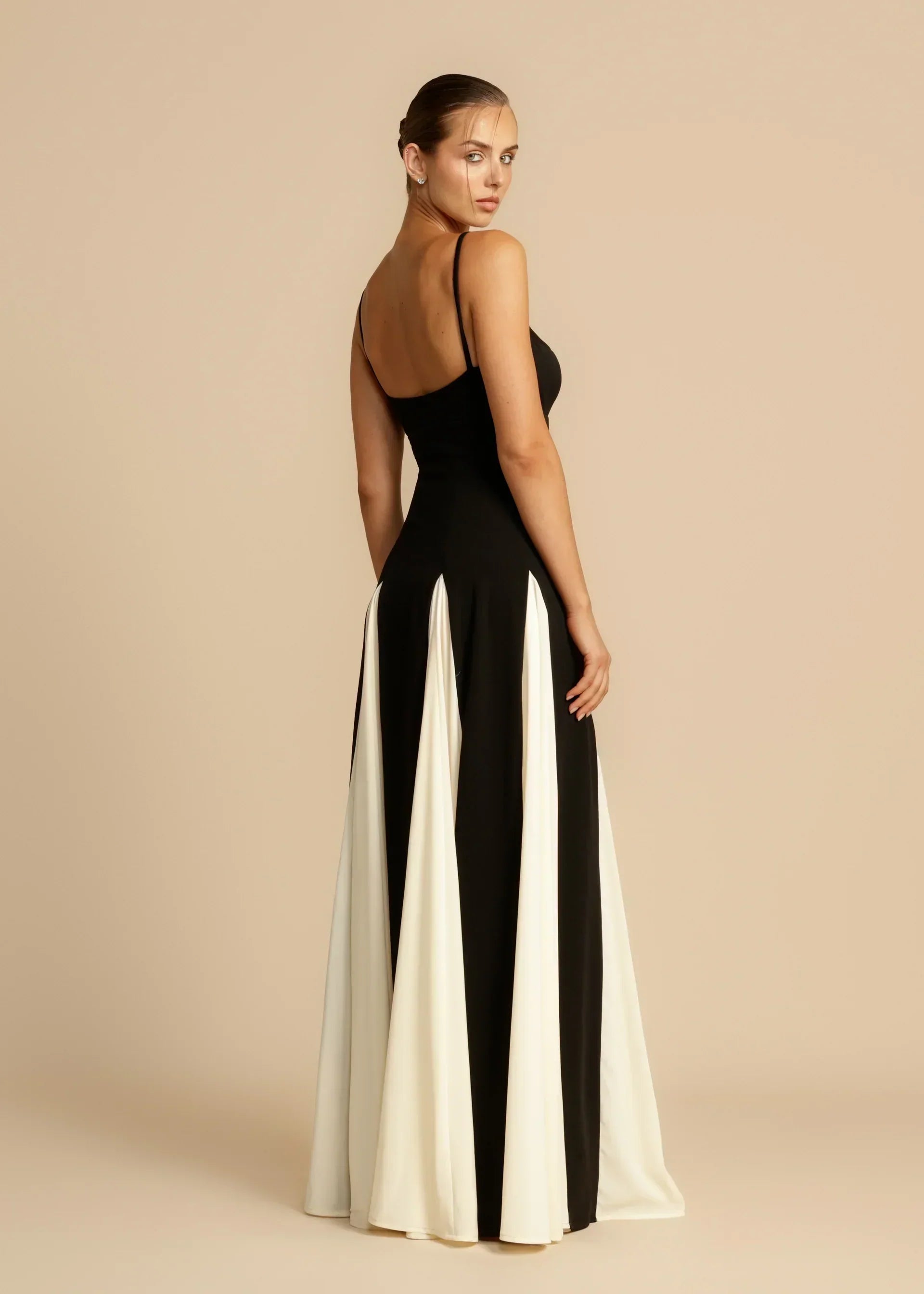 Robe longue élégante Sandra de Danoir Paris, vue de face, en tissu fluide et sophistiqué, couleur classique.