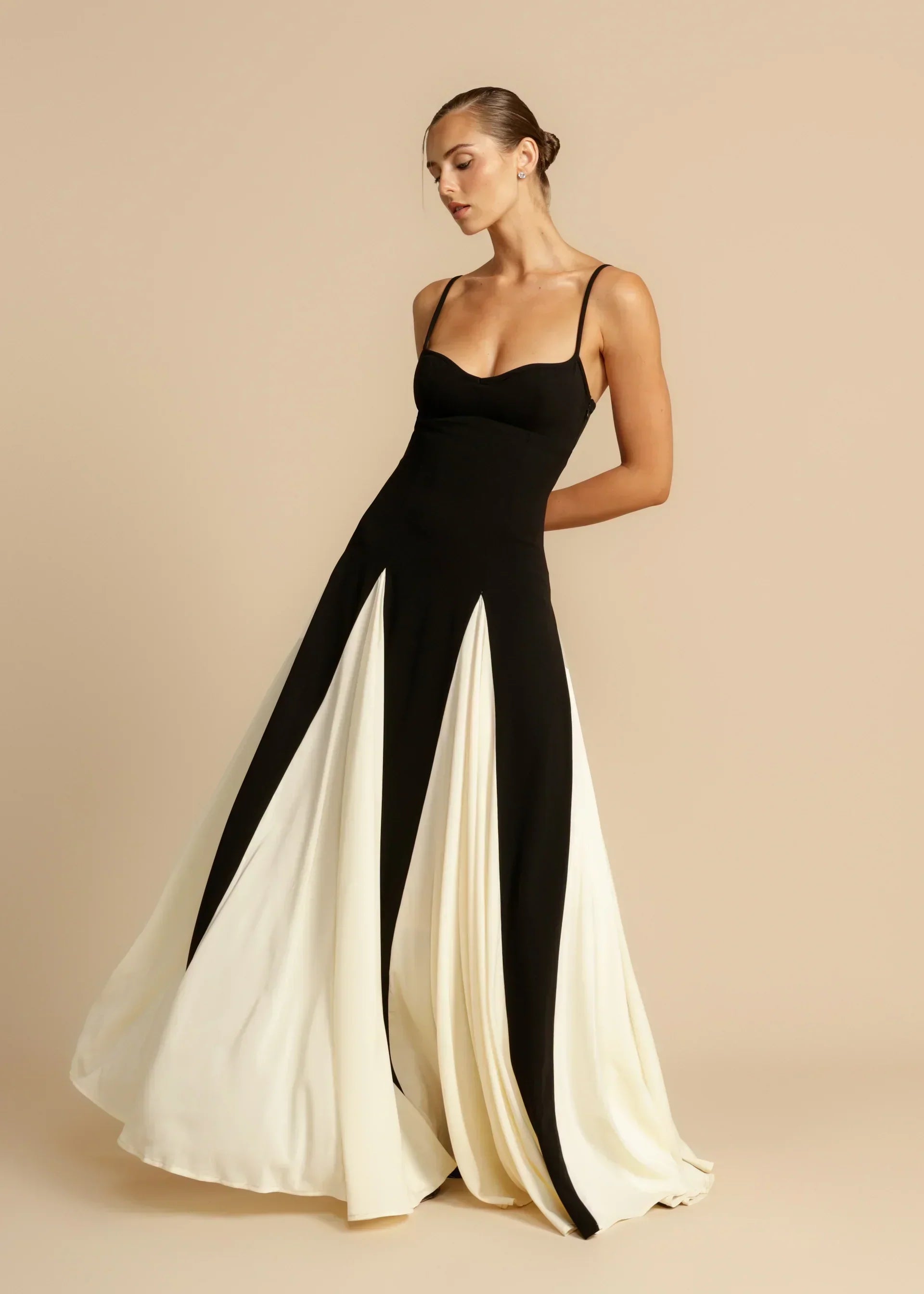 Robes longues élégantes Danoir Paris, modèle Sandra, en tissu fluide, portée avec détails sophistiqués et finition soignée.