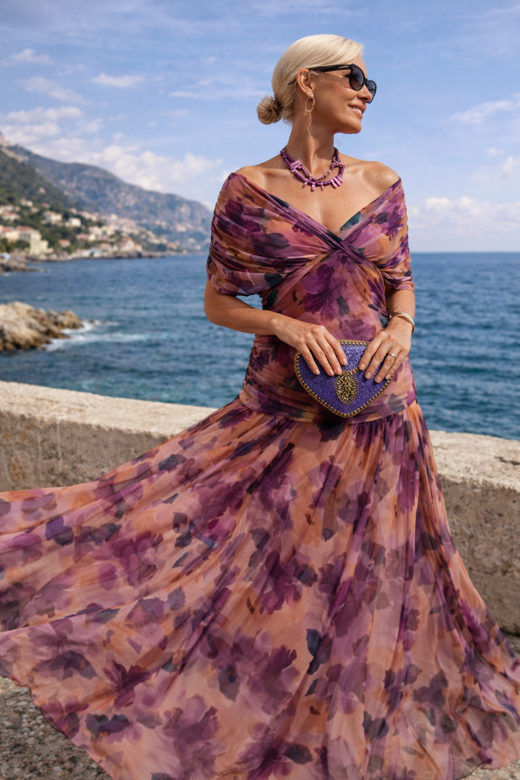 Robe maxi Danoir Paris MARELLA en tissu vert bouteille, longue et fluide, portée avec détails élégants.