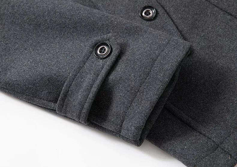 Veste d’hiver élégante Danoir Paris pour femmes, en tissu noir avec détails sophistiqués et coupe moderne.