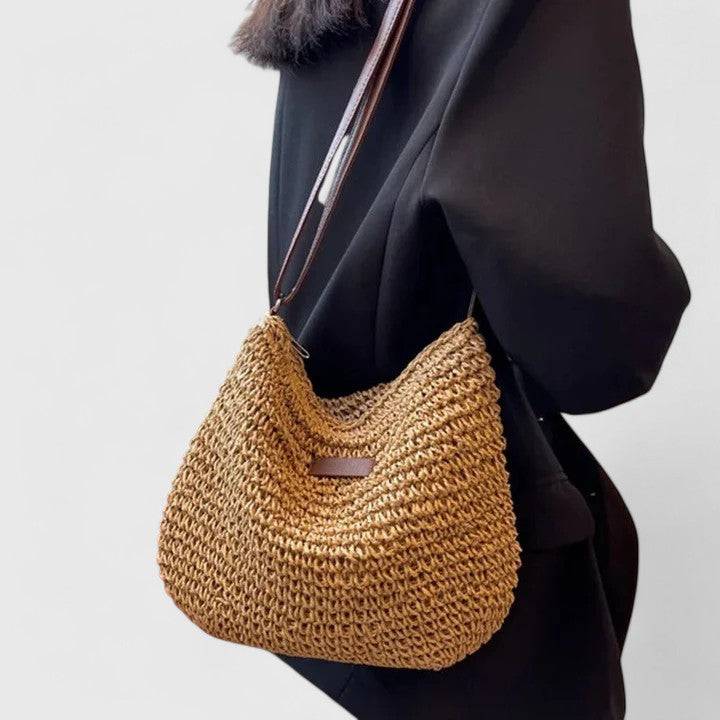 Sac Kathy élégant de Danoir Paris, cuir noir avec poignées en métal doré et détails sophistiqués, vue de face.