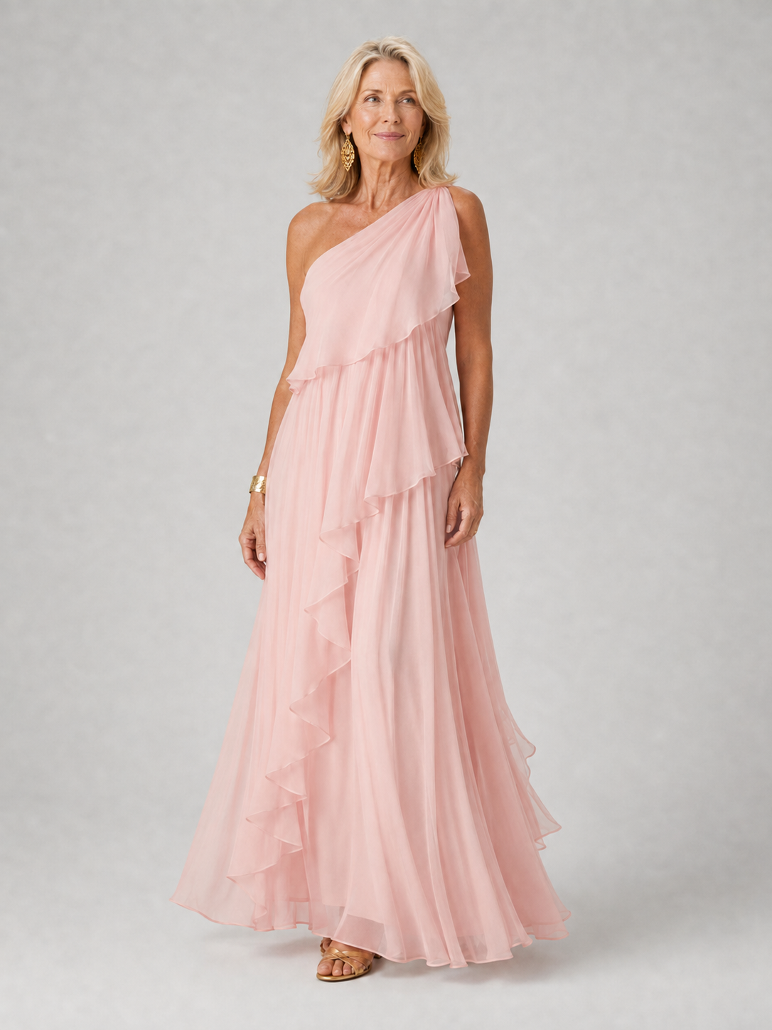 Robe longue femme Danoir Paris Victoria avec épaule nue et volants, tissu fluide et élégance sophistiquée.