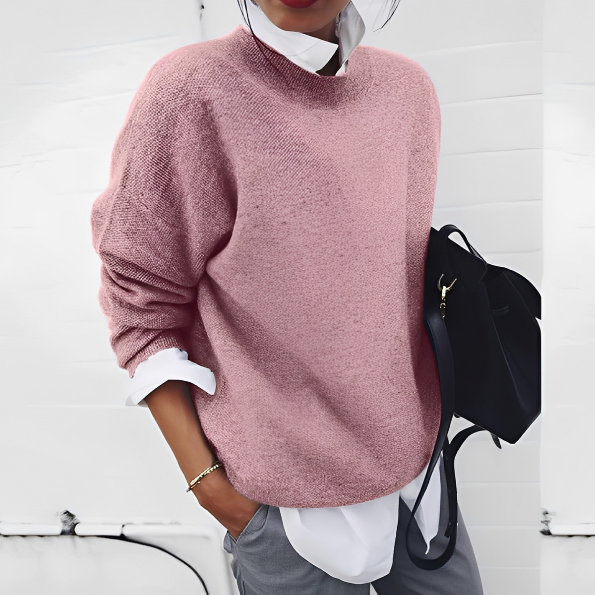 Pull doux et chaud pour homme Gabriel de Danoir Paris, vêtement saisonnier en laine confortable, porté sur mannequin.
