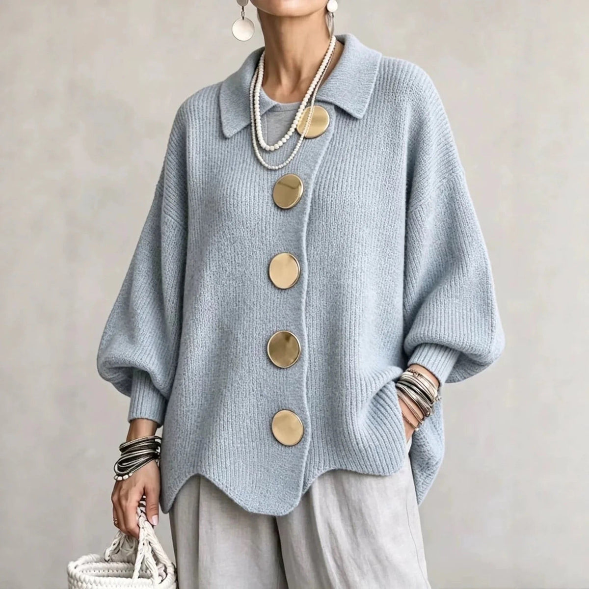 Cardigan oversize boutonné Danoir Paris, avec col, en laine douce, porté comme vêtement élégant et confortable.