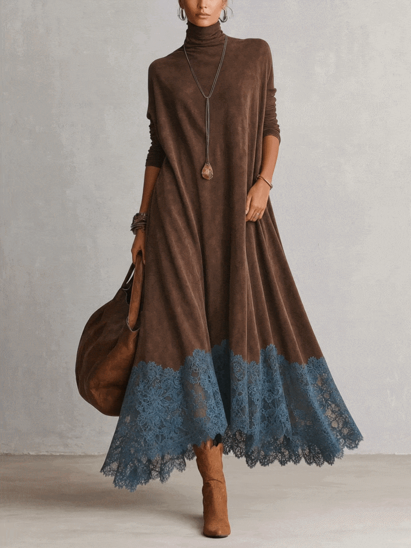 Robe longue en suédine marron à manches longues, style vintage, de la marque Danoir Paris, portée avec détails visibles.