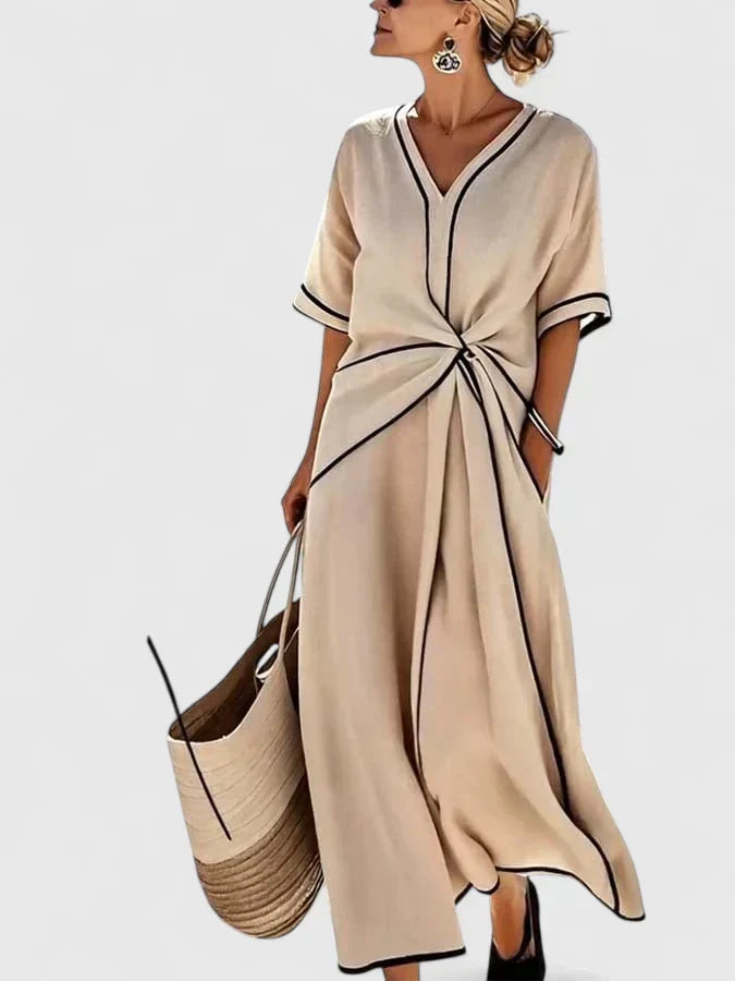 Robe élégante Erykahhh de Danoir Paris, en tissu fluide avec détails sophistiqués, portée sur un mannequin.
