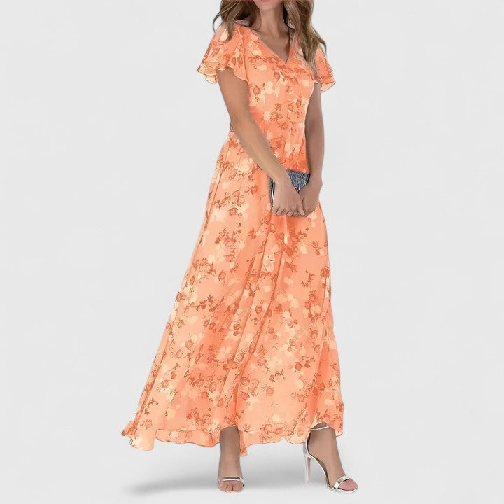 Robe longue Evelyn de Danoir Paris, robe maxi avec détails élégants, portée sur un fond neutre.