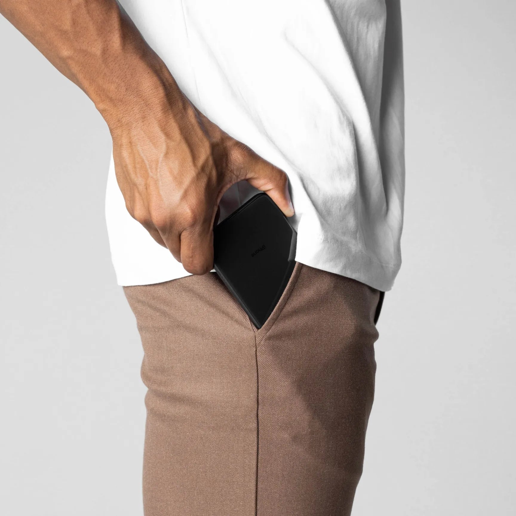 Pantalon chino élastique Danoir Paris, Chinos Elasticisés Premium, coupe moderne, en tissu confortable, couleur beige.