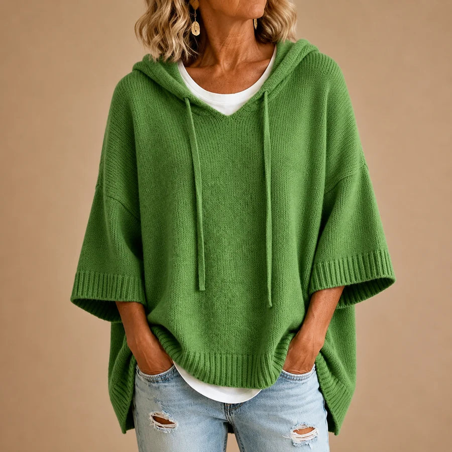 Poncho en tricot bleu marine avec capuche, signe Danoir Paris, porté en plein air, doux et chaud, idéal pour l'automne.